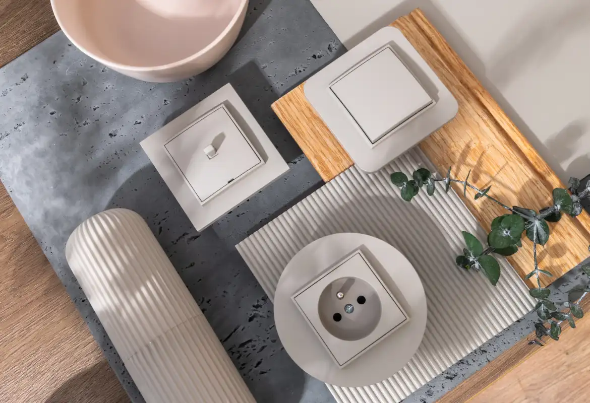 Karlik MINI Taupe – nowoczesne włączniki i gniazda w eleganckim kolorze