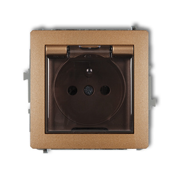 Mechanizm gniazda bryzgoszczelnego z uziemieniem 2P+Z klapka dymna, przesłony torów prądowych Karlik seria DECO 8DGPB-1zdp kolor złoty metalik