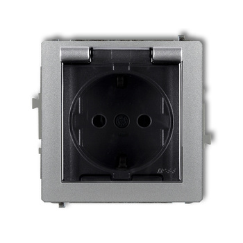 Mechanizm gniazda bryzgoszczelnego z uziemieniem SCHUKO 2P+Z klapka dymna, przesłony torów prądowych Karlik seria DECO 7DGPB-1sdp kolor srebrny metalik