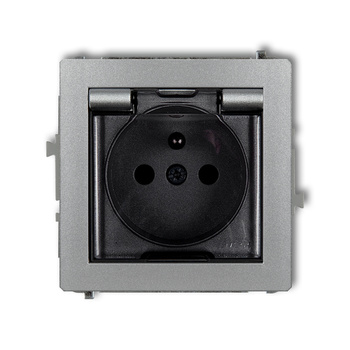 Mechanizm gniazda bryzgoszczelnego z uziemieniem 2P+Z klapka dymna, przesłony torów prądowych Karlik seria DECO 7DGPB-1zdp kolor srebrny metalik