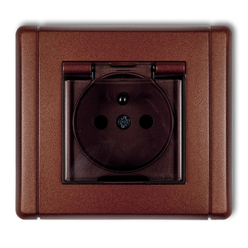 Gniazdo bryzgoszczelne z uziemieniem 2P+Z klapka dymna, przesłony torów prądowych Karlik seria FLEXI 9FGPB-1zdp kolor brązowy metalik