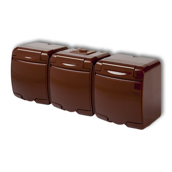 Gniazdo potrójne z uziemieniem SCHUKO 3x2P+Z klapka brązowa; bez przesłon Karlik seria JUNIOR 4GHE-3s kolor brązowy