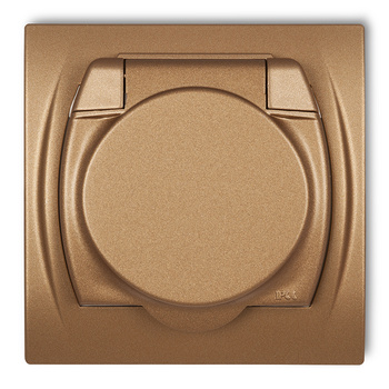 Gniazdo bryzgoszczelne z uziemieniem 2P+Z klapka złoty metalik, bez przesłon torów prądowych Karlik seria LOGO 8LGPB-1z kolor złoty metalik