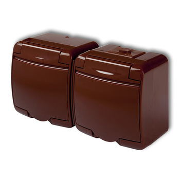 Gniazdo podwójne z uziemieniem SCHUKO 2x2P+Z klapka brązowa; przesłony torów prądowych Karlik seria JUNIOR 4GHE-2sp kolor brązowy