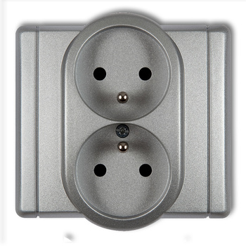 Gniazdo podwójne z uziemieniem 2x2P+Z z przesłonami torów Karlik seria FLEXI 7FGP-2zp kolor srebrny metalik