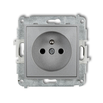 Mechanizm gniazda pojedynczego z uziemieniem 2P+Z z przesłonami torów Karlik seria ICON 7IGP-1zp kolor srebrny metalik