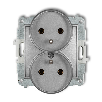 Mechanizm gniazda podwójnego do ramki z uziemieniem 2x2P+Z bez przesłon torów prądowych Karlik seria ICON 7IGPR-2z kolor srebrny metalik