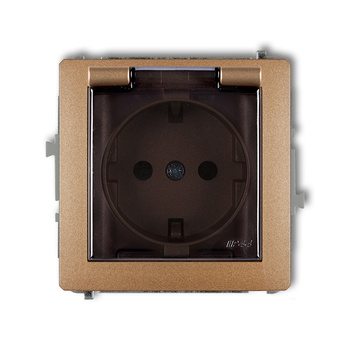 Mechanizm gniazda bryzgoszczelnego z uziemieniem SCHUKO 2P+Z klapka dymna, przesłony torów prądowych Karlik seria DECO 8DGPB-1sdp kolor złoty metalik