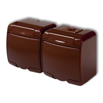 Gniazdo podwójne z uziemieniem 2x2P+Z klapka brązowa; przesłony torów prądowych Karlik seria JUNIOR 4GHE-2p kolor brązowy