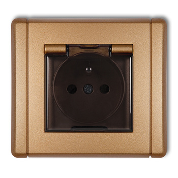 Gniazdo bryzgoszczelne z uziemieniem 2P+Z klapka dymna, przesłony torów prądowych Karlik seria FLEXI 8FGPB-1zdp kolor złoty metalik