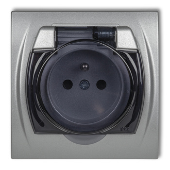 Gniazdo bryzgoszczelne z uziemieniem 2P+Z klapka dymna, bez przesłon torów prądowych Karlik seria LOGO 7LGPB-1zd kolor srebrny metalik